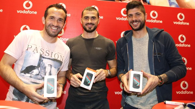 Παίκτες της Εθνικής επισκέφθηκαν κατάστημα της Vodafone