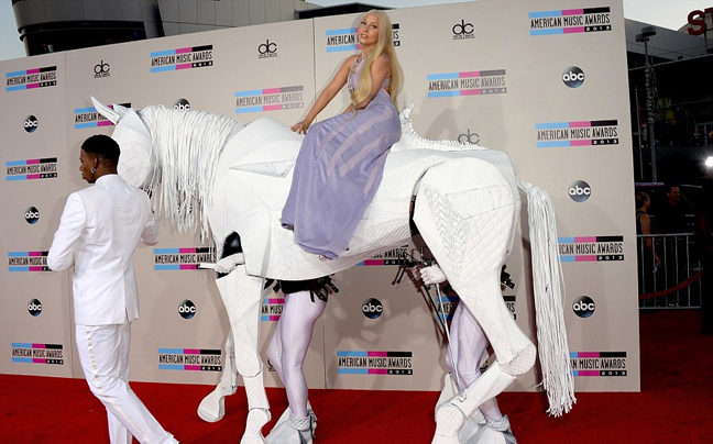 Η Lady Gaga και το&#8230; άλογο