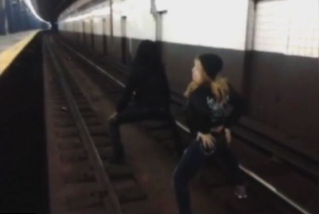 Επικίνδυνος χορός στις γραμμές του τρένου