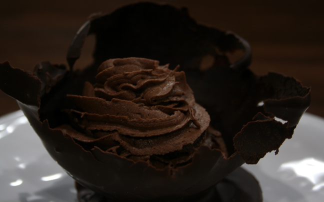 Μους σοκολάτας σε σοκολατένια ποτηράκια
