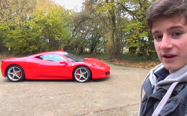 Πιτσιρικάς οδηγεί τη Ferrari του μπαμπά