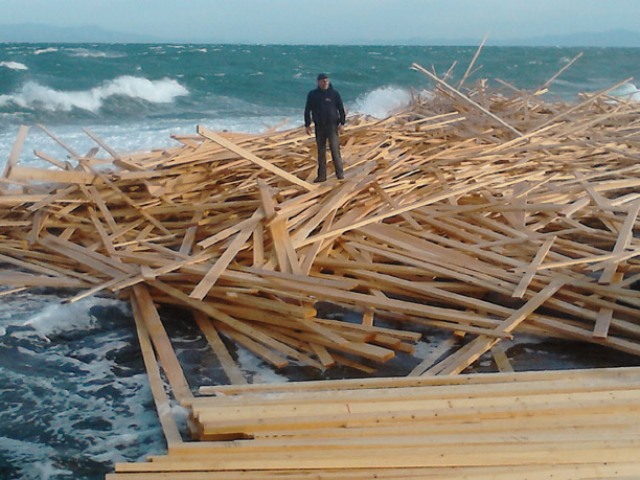 Τεράστια ποσότητα ξυλείας ξεβράστηκε στη Λέσβο