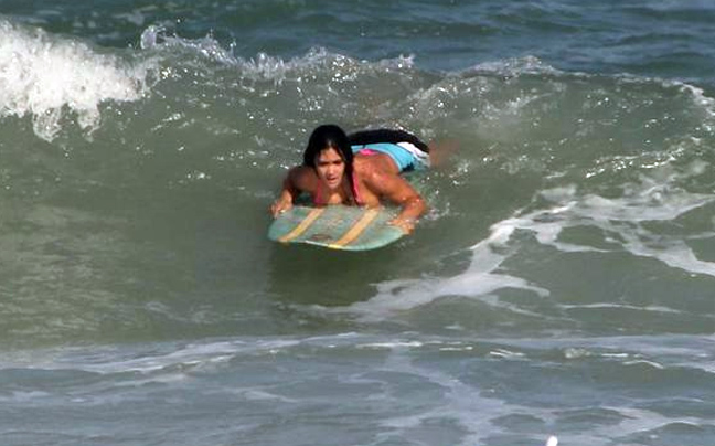 Η Βραζιλιάνα που κοιμήθηκε με τον Justin Bieber απολαμβάνει τη θάλασσα