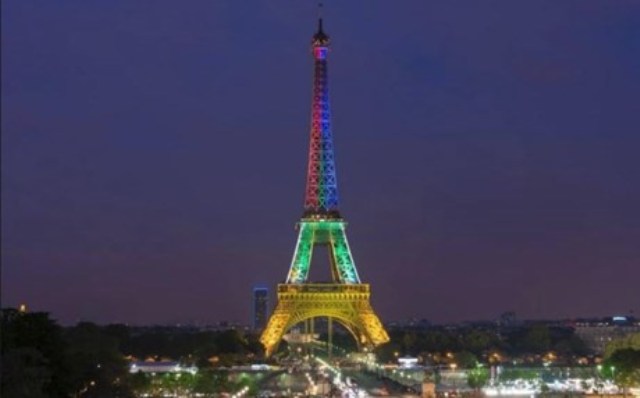 Ο πύργος του Άιφελ στα χρώματα της Νοτίου Αφρικής