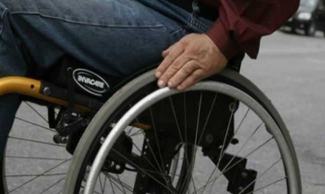 Ανάπηρος φοιτητής συνελήφθη γιατί οδηγούσε μεθυσμένος το αναπηρικό του αμαξίδιό