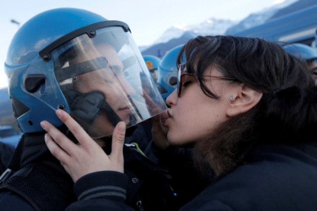 Στη δικαιοσύνη γυναίκα που φίλησε το κράνος αστυνομικού