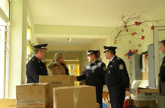 Δώρα και διάφορα είδη παρέδωσε η Αστυνομία στα παιδιά του «χωριού SOS»