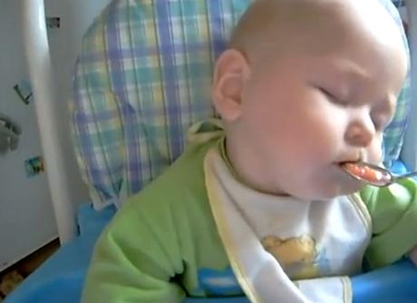 Το μωρό που κοιμάται και τρώει ταυτόχρονα