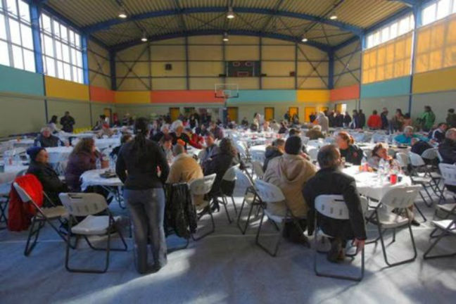 Εορταστικό τραπέζι από το Κέντρο Υποδοχής και Αλληλεγγύης του δήμου Αθηναίων