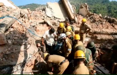 Τους 17 έφτασαν οι νεκροί από την κατάρρευση κτιρίου στην Ινδία