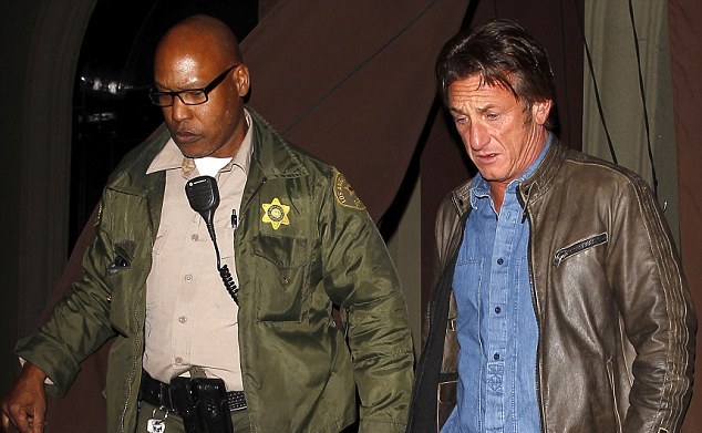 Έξοδος συνοδεία αστυνομικών για τον Sean Penn