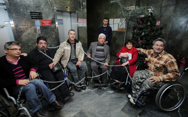 Ανάπηροι αλυσοδέθηκαν στο υπουργείο Εργασίας