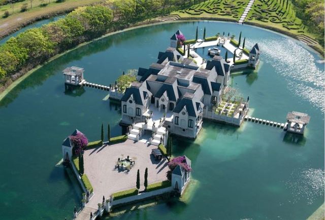 Τα πιο εντυπωσιακά σπίτια δίπλα στο νερό