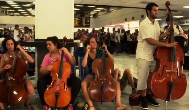 Συρτάκι από ισπανική ορχήστρα στο αεροδρόμιο Ηρακλείου