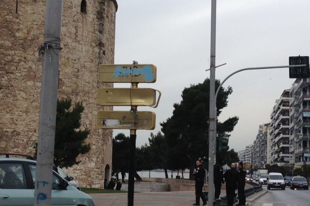 Τούρκοι επιχείρησαν να ανοίξουν τουρκική σημαία στο Λευκό Πύργο