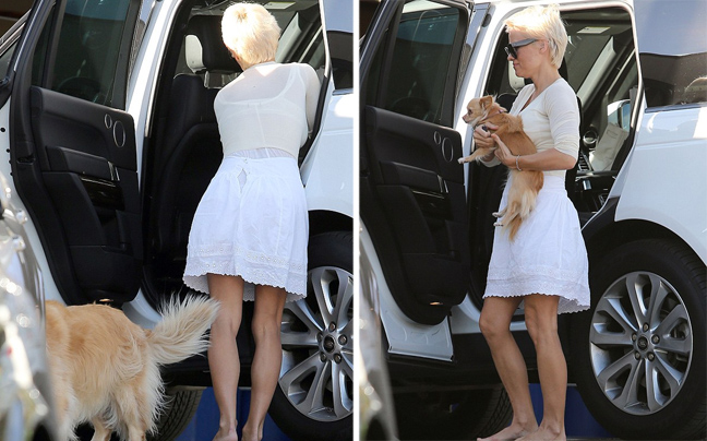 Η Pamela Anderson περπατάει ξυπόλυτη στο Λος Άντζελες!