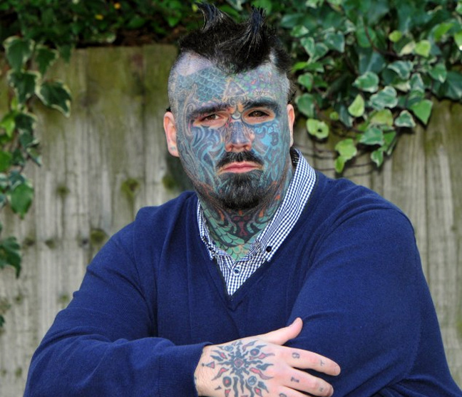 Χωρίς διαβατήριο ο άντρας με τα περισσότερα τατουάζ στη Βρετανία