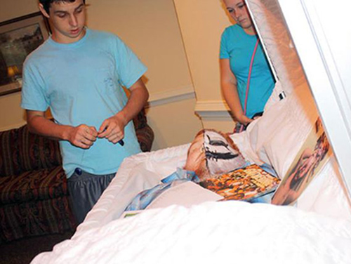 diaforetiko.gr : khde2 Oι πιο παράξενες κηδείες! Στον άλλον κόσμο με style!!