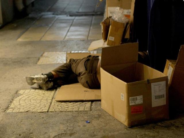 Άστεγος κοιμάται στα σκουπίδια στο κέντρο του Ηρακλείου
