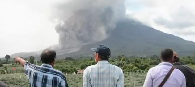 Συναγερμός στην Ινδονησία από έκρηξη ηφαιστείου