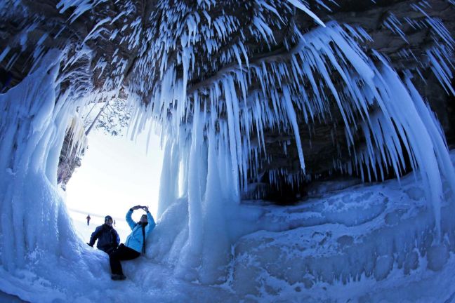 Οι εντυπωσιακές παγωμένες σπηλιές του νησιού των Αποστόλων