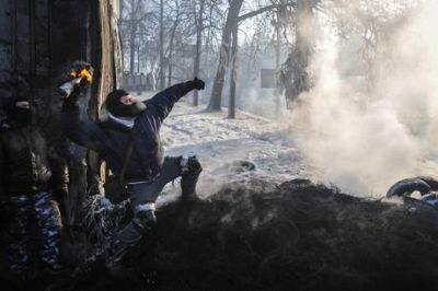 Τουλάχιστον τρεις διαδηλωτές σκοτώθηκαν σε συγκρούσεις στην Ουκρανία