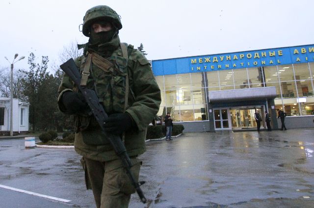 Ένοπλοι με διακριτικά του ρωσικού στρατού στο στρατιωτικό αεροδρόμιο της Σεβαστούπολης
