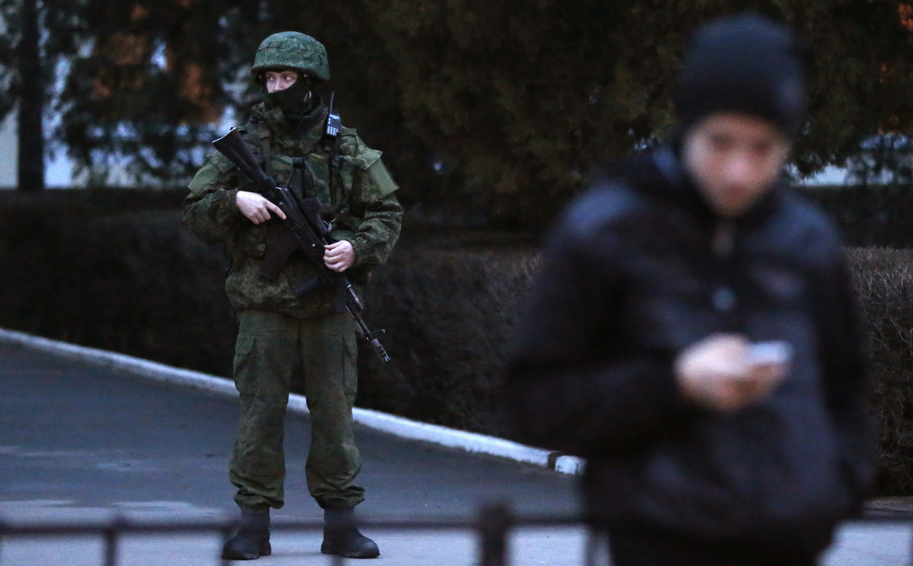 Ρώσοι στρατιώτες πήραν όπλα από ουκρανική βάση