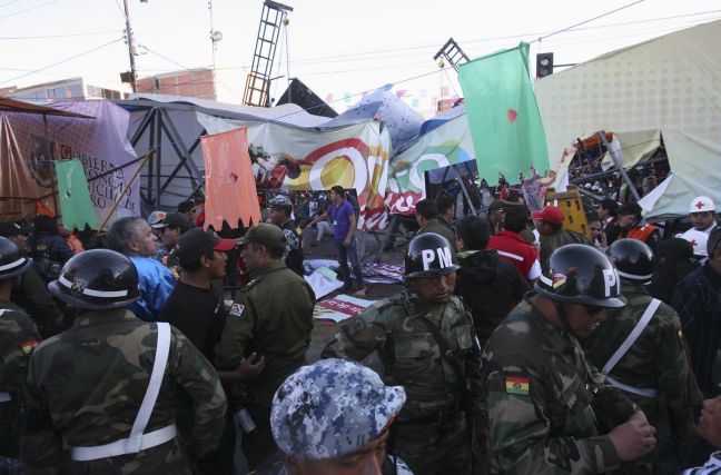Κατέρρευσε πεζογέφυρα σε φεστιβάλ της Βολιβίας