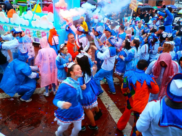 «Χορεύοντας στη βροχή» για τους καρναβαλιστές της Ξάνθης