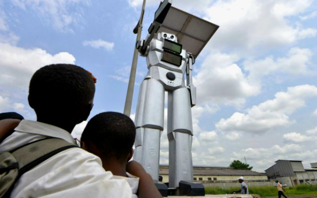 Οι Robocop-τροχονόμοι της Κινσάσα φέρνουν το μέλλον στον ΚΟΚ