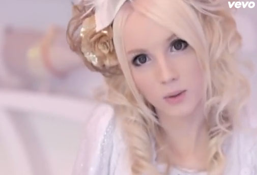 Ο Σουηδός pop τραγουδιστής που ντύνεται&#8230; γιαπωνέζικη κούκλα