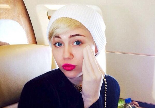 Η Miley Cyrus και το&#8230; «χέρι του Άδωνη»