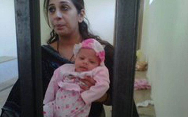 Αγωνία για τη φυλακισμένη στο Πακιστάν Βρετανίδα και το μωρό της