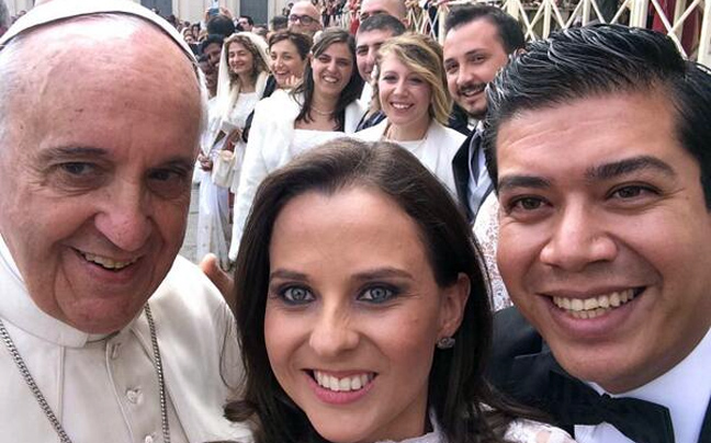 Είκοσι ζευγάρια με παιδί εκτός γάμου πάντρεψε ο πάπας Φραγκίσκος