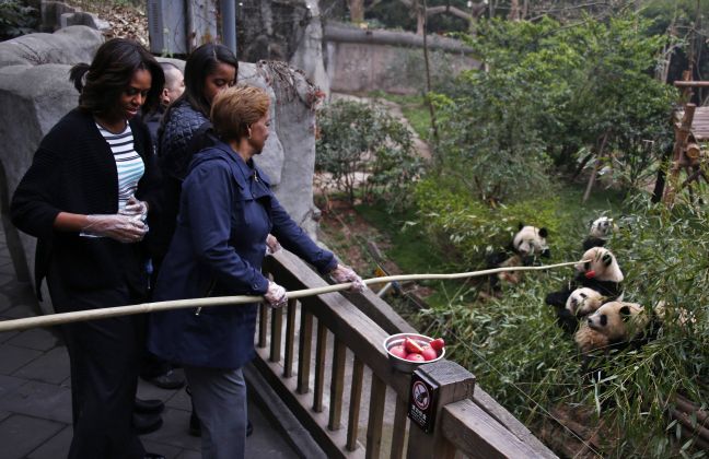 Η Μισέλ και οι κόρες της ταΐζουν panda στην Κίνα