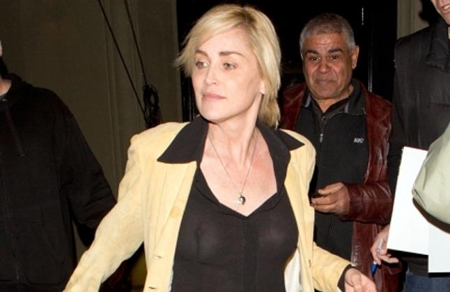Η Sharon Stone κυκλοφορεί χωρίς σουτιέν