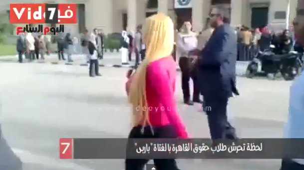 Τι συμβαίνει όταν μία ξανθιά πάει στο πανεπιστήμιο στην Αίγυπτο