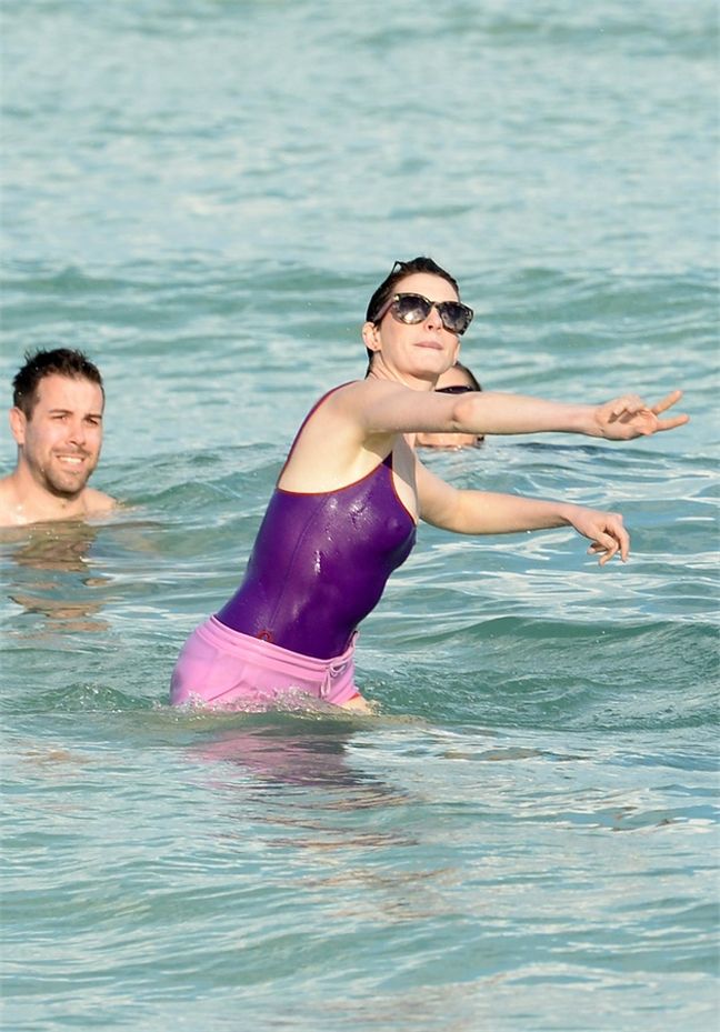 Η Anne Hathaway κάνει μπάνιο στη παγωμένη θάλασσα του Μαϊάμι