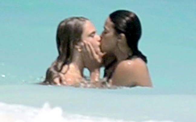 Τόπλες η Cara Delevigne δίνει καυτά φιλιά στην καλή της