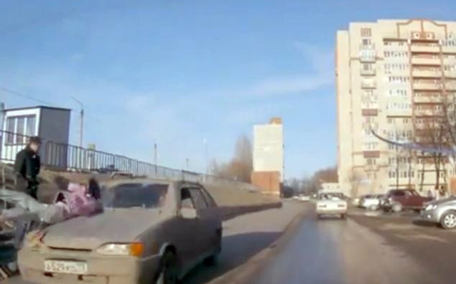 Γυναίκα απορροφημένη στο κινητό της «πέφτει» στις ρόδες αυτοκινήτου!