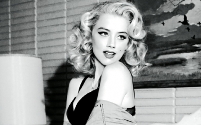 Η Amber Heard ποζάρει σαν Marilyn Monroe