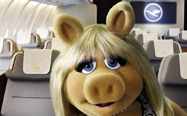 Η Miss Piggy και ο Kermit ταξιδεύουν με τη Lufthansa