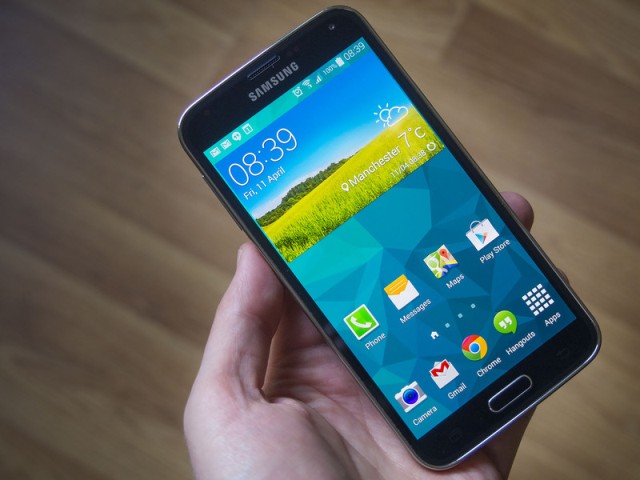 Η Samsung «πλημμυρίζει» την αγορά με Galaxy S5