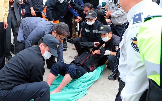 Δύο νεκροί και εκατό αγνοούμενοι από το ναυάγιο στη Νότια Κορέα