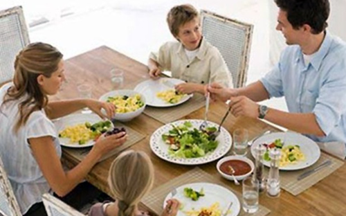Τα οικογενειακά γεύματα σημαντικά για την υγεία των εφήβων