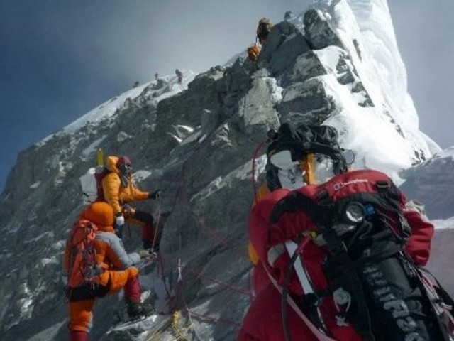 Αίσιο τέλος για τρεις ορειβάτες  που είχαν αποκλειστεί σε παγετώνα