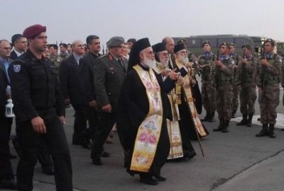 Ο Έξαρχος του Παναγίου Τάφου παρέδωσε το Άγιο Φως στον Αρχιεπίσκοπο Κύπρου