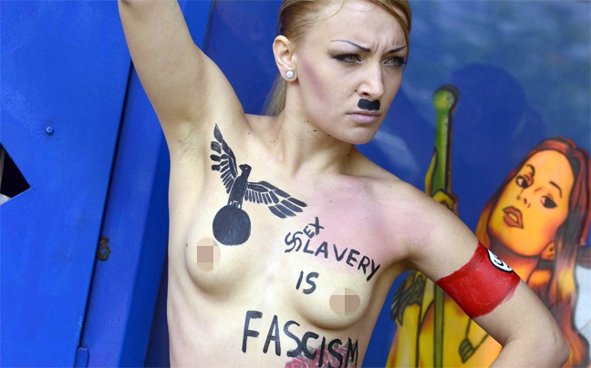 Οι ακτιβίστριες της Femen διαδήλωσαν στο Παρίσι κατά του φασισμού
