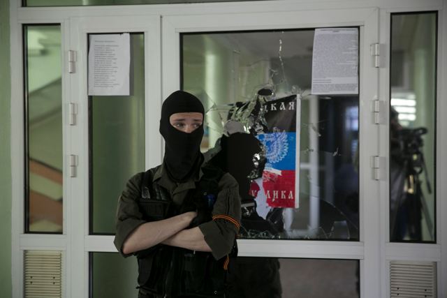 Φιλορώσοι αυτονομιστές κατέλαβαν τοπικό τηλεοπτικό σταθμό στο Ντονέτσκ